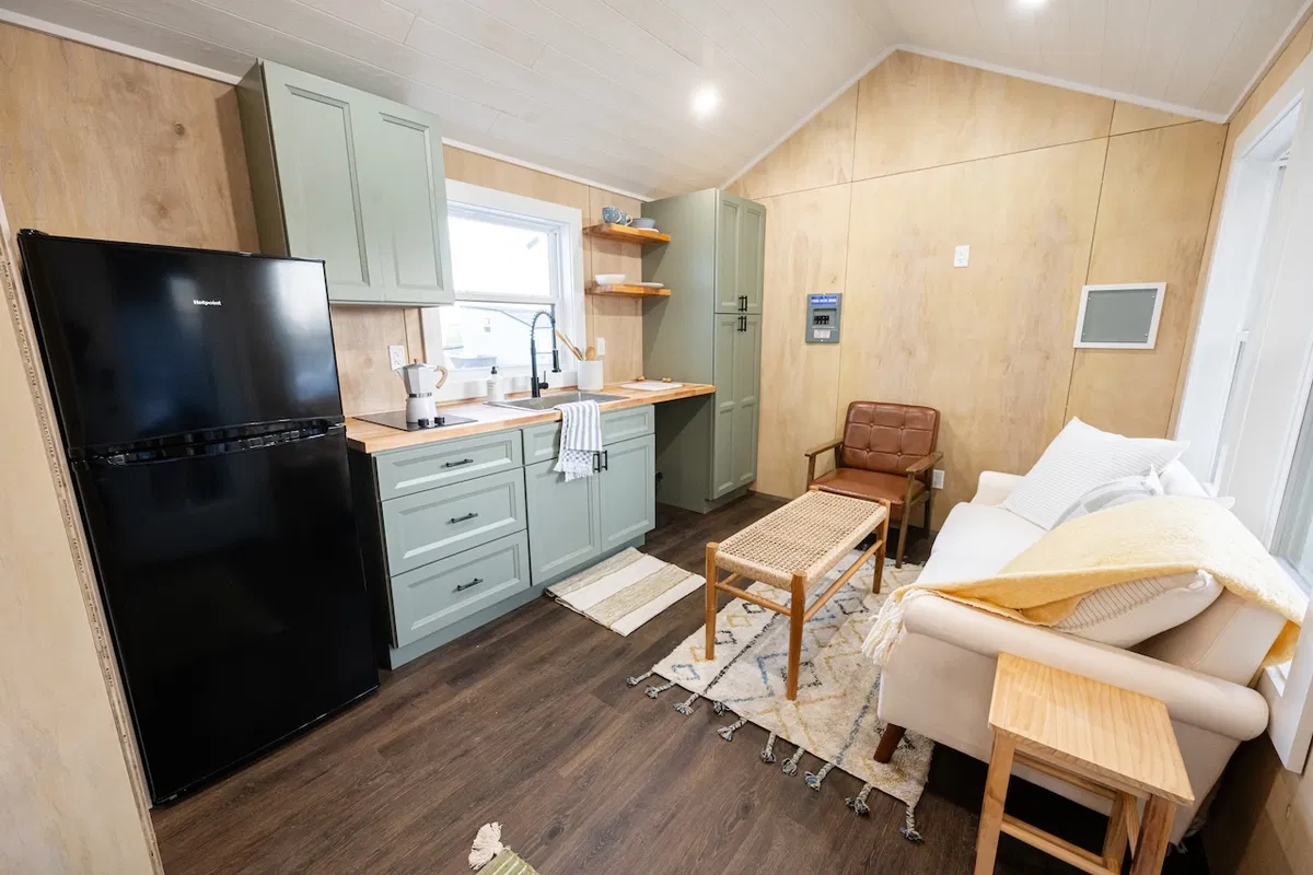 Reduced! 2 bedroom & 2 bathroom 40 x 10 - Image 2